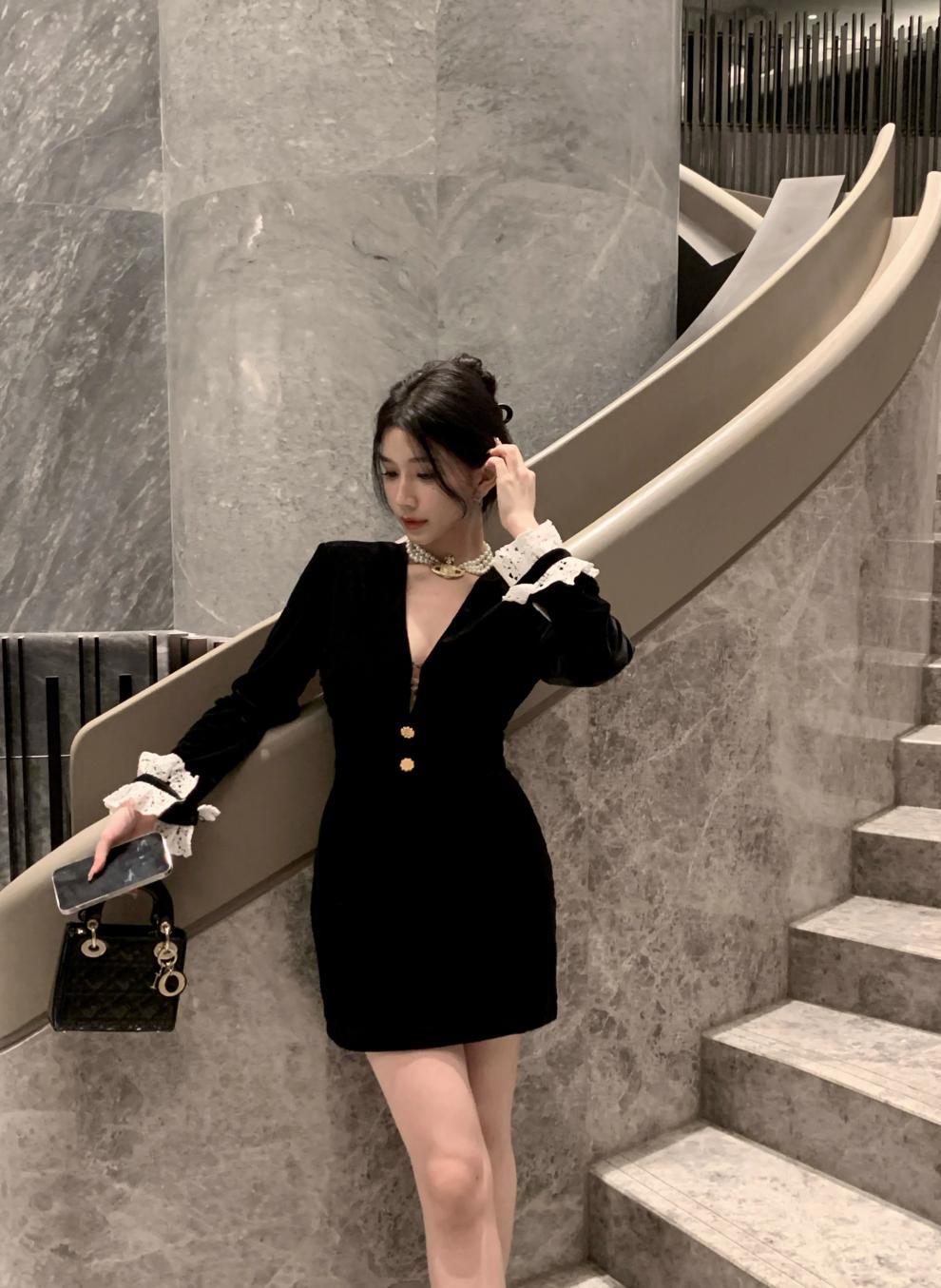 Elegant Golden Velvet V-neck Long-Sleeved Dress Women's Autumn Winter High Waist A-Line Skirt Dress Solid Color Splicing